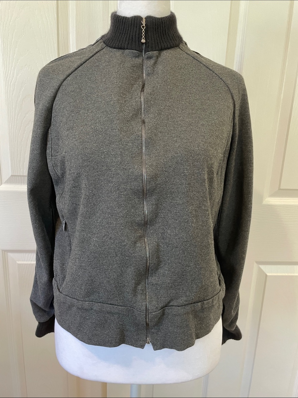 St. John Knit  Jacket Dark Gray&Black  Wool Ribbed  Knit cuffs& collar  size P